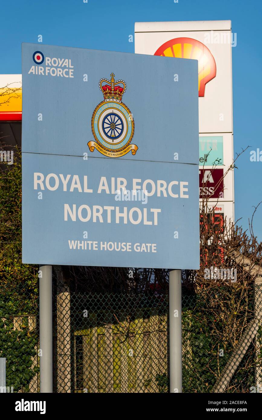 RAF Northolt è un Royal Air Force Station in South Ruislip, Hillingdon, London, Regno Unito. Segno di ingresso alla Casa Bianca Gate. 2 Gruppo Air Combat Support Foto Stock