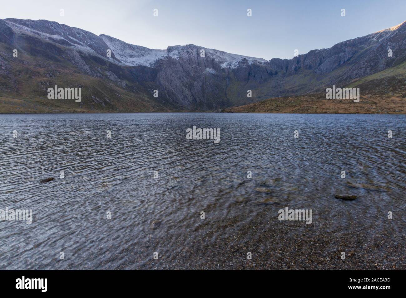 Lago o Llyn Idwal in mattina. Parco Nazionale di Snowdonia, Gwynedd, Wales, Regno Unito. Il paesaggio Foto Stock