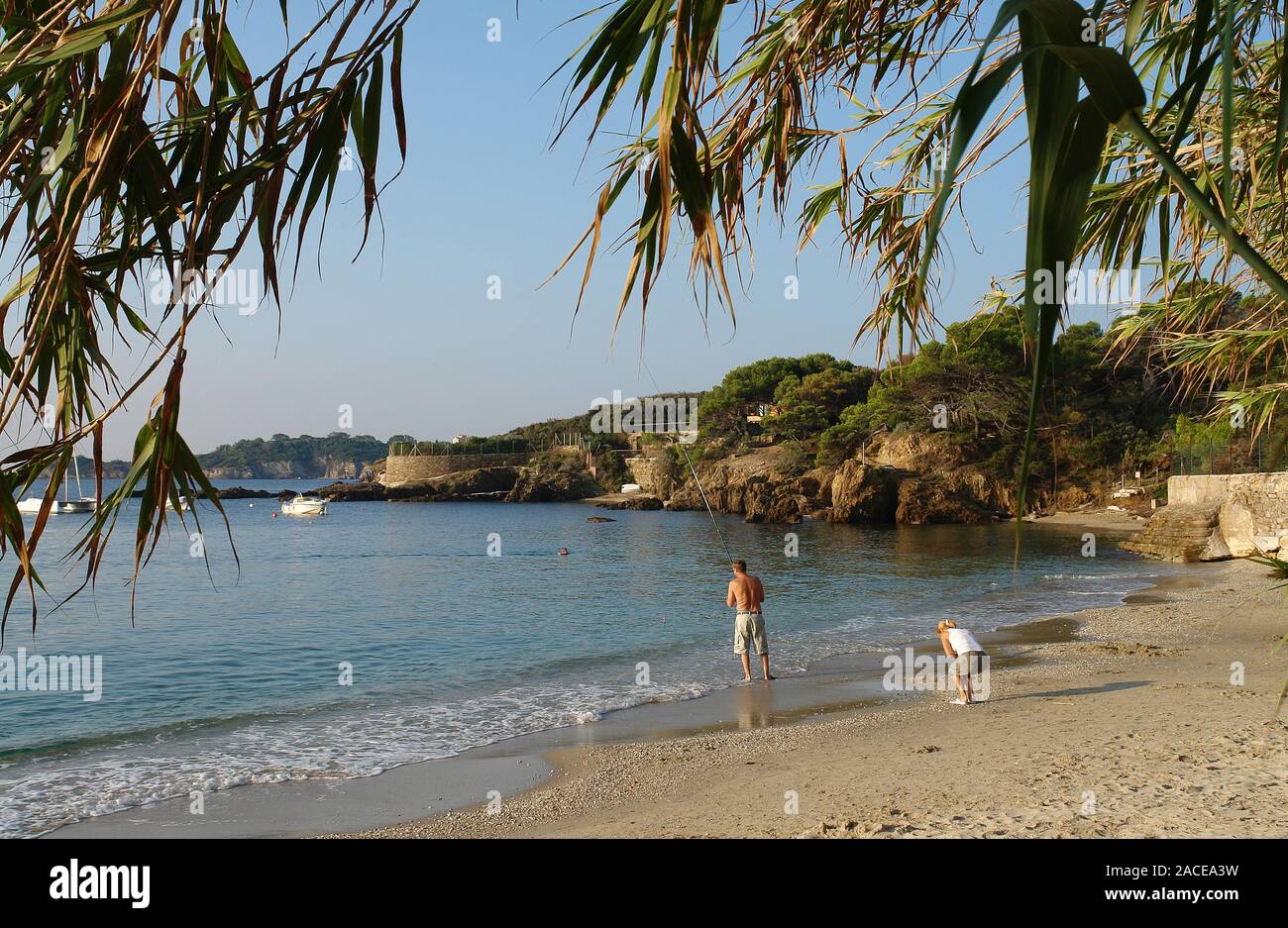 Paio di pescatori alla Pradeau's cove Penisola di Giens Hyeres Provence Var Francia Foto Stock