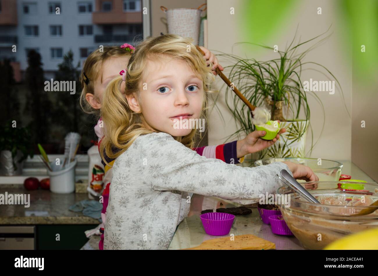 Bambini divertirsi la preparazione di muffin dolce in cucina Foto Stock
