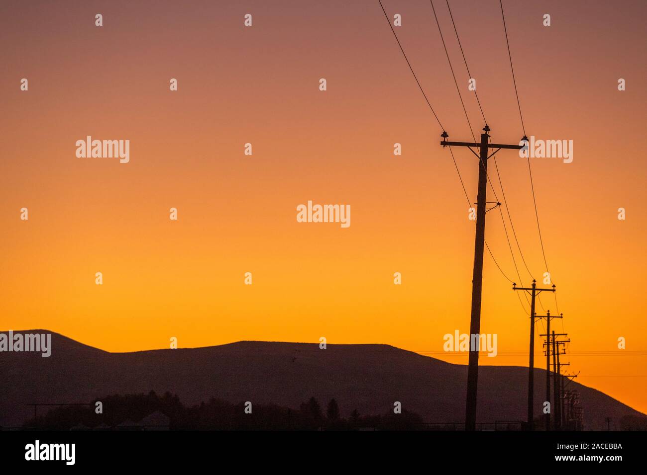 Silhouette di linee elettriche e collina al tramonto a Picabo, Idaho, USA Foto Stock