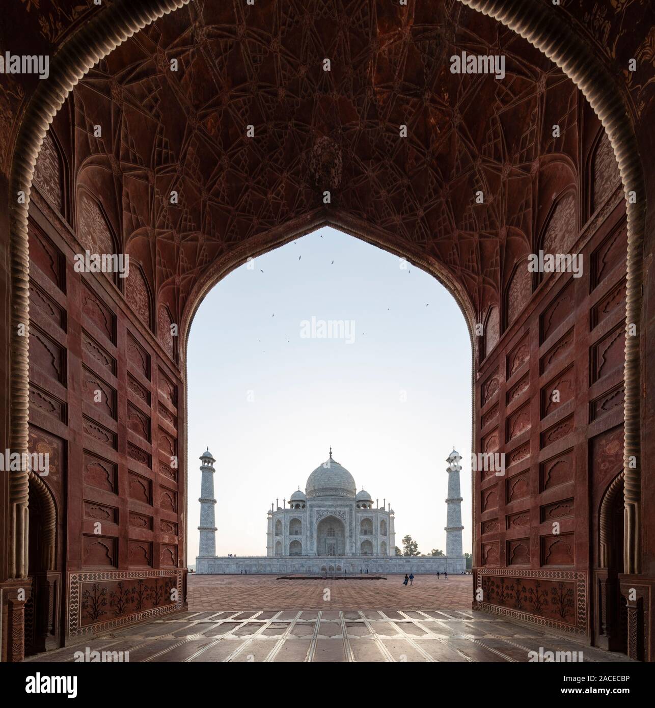 Taj Mahal dietro l'arco ad Agra, Uttar Pradesh, India Foto Stock
