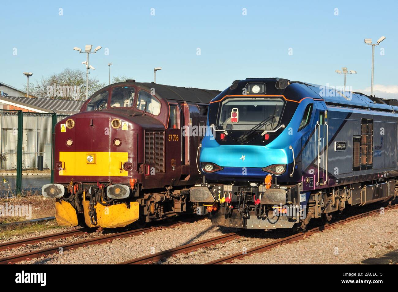 Classi 37 e 68 locomotive diesel, 37706 e 68029 "coraggioso" presso la stazione di York, North Yorkshire, Inghilterra, Regno Unito Foto Stock