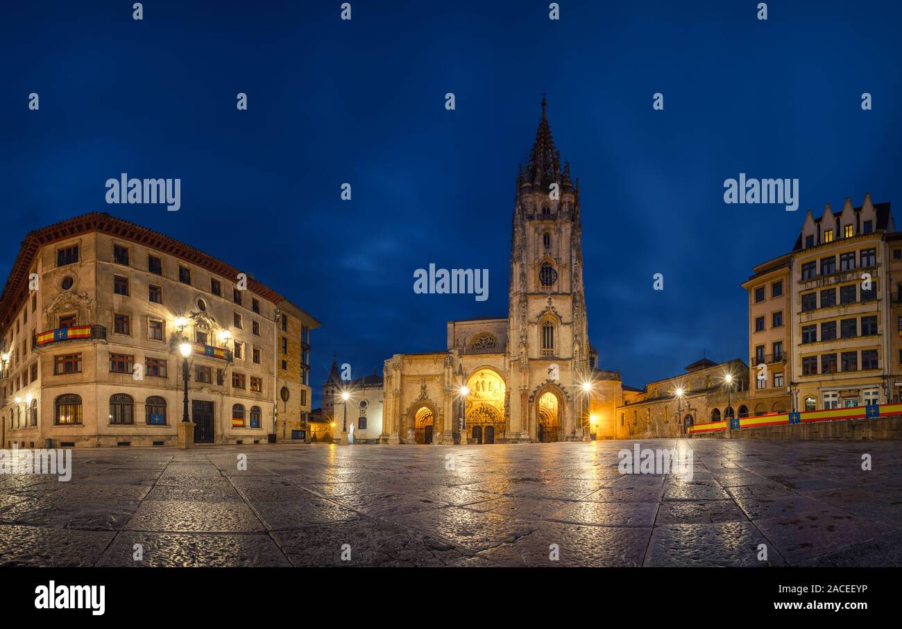Oviedo, Spagna. Vista panoramica di Plaza Alfonso II el Casto con il Duomo al tramonto Foto Stock
