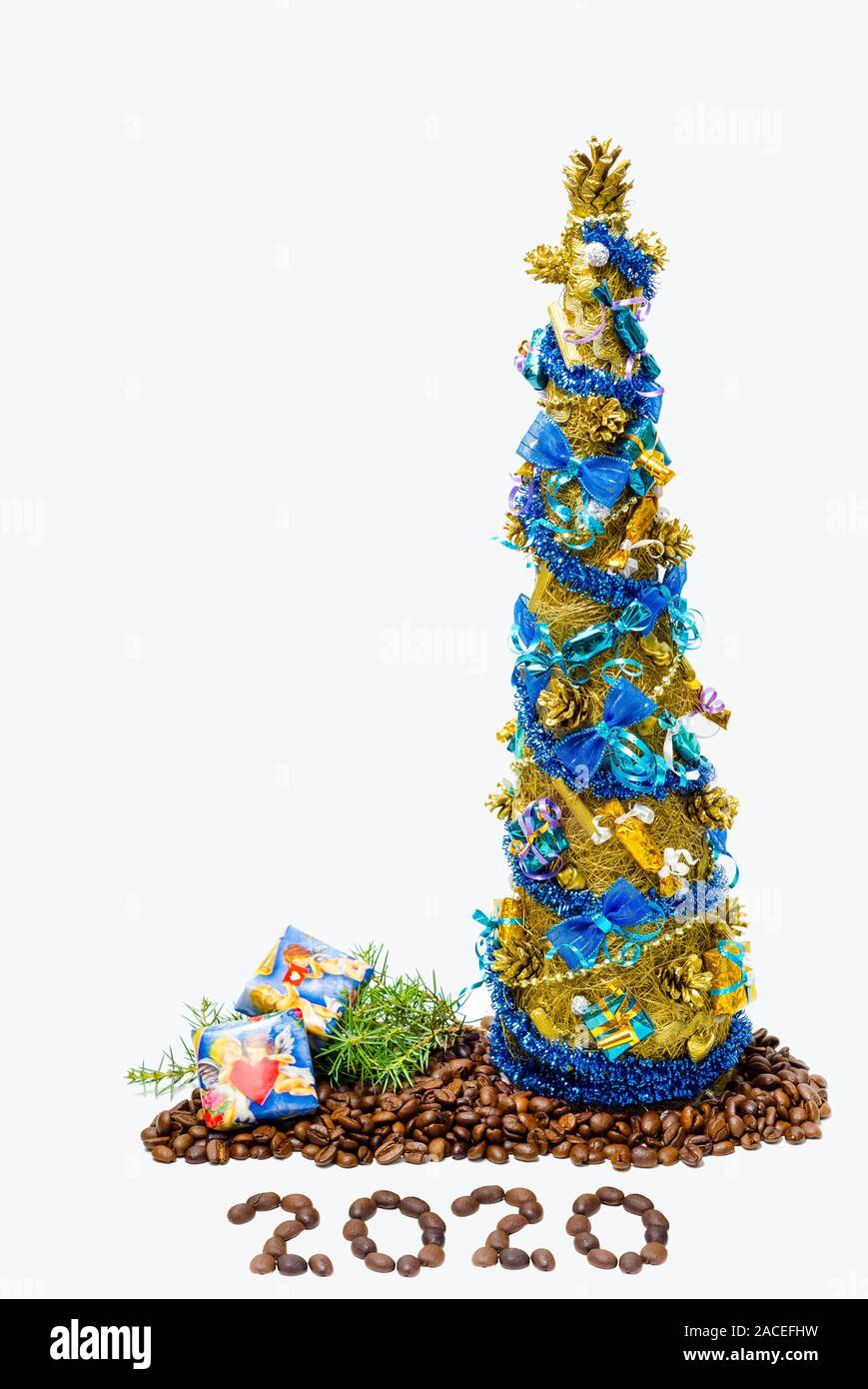 Toy albero di Natale e i chicchi di caffè su sfondo bianco Foto Stock