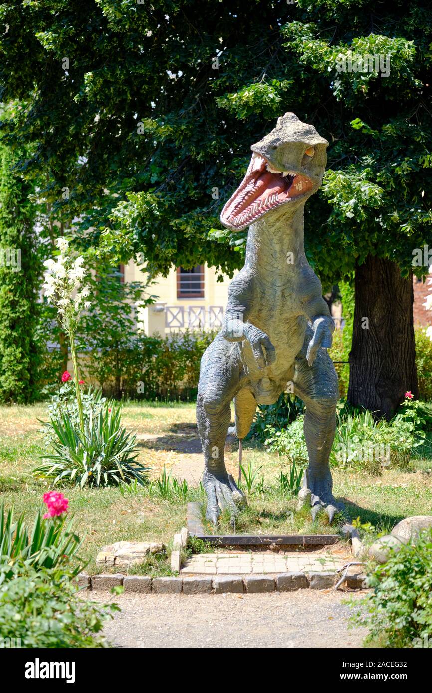 Tyrannosaurus rex statua nel parco del Museo di Storia Naturale in piedi sulle zampe posteriori, la bocca aperta. Sibiu, . Foto Stock