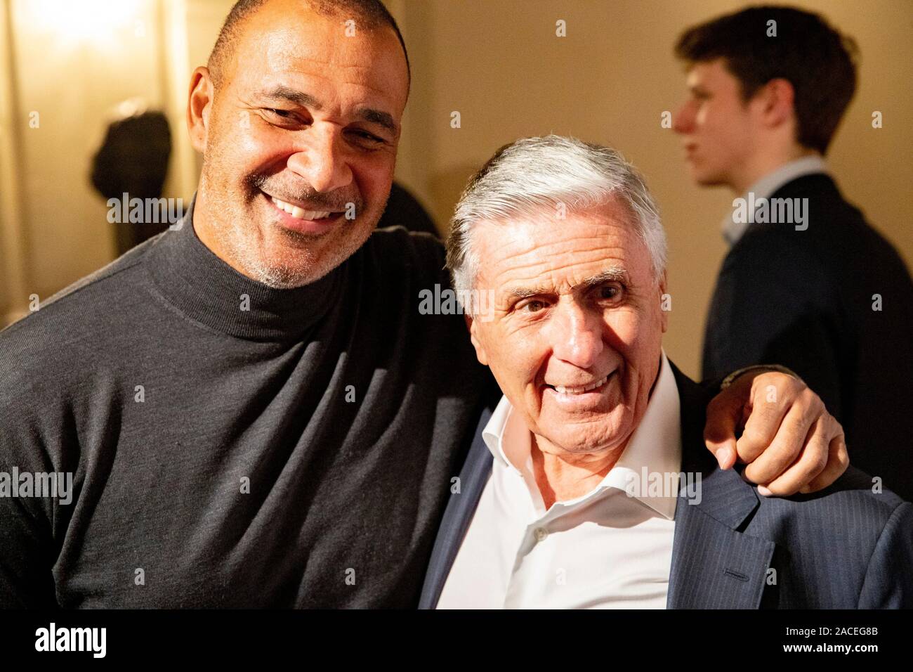 Amsterdam, Paesi Bassi. 02Dec, 2019. AMSTERDAM, Leidseplein, 02-12-2019, Ruud Gullit e Sjaak Zwart alla presentazione del libro di Marco Van Basten il nuovo libro "basta" . Marcel 'Marco' Van Basten è un olandese football manager ed ex calciatore professionista, che ha giocato per Ajax e l'A.C. Milano, come pure i Paesi Bassi la squadra nazionale Credito: Pro scatti/Alamy Live News Foto Stock