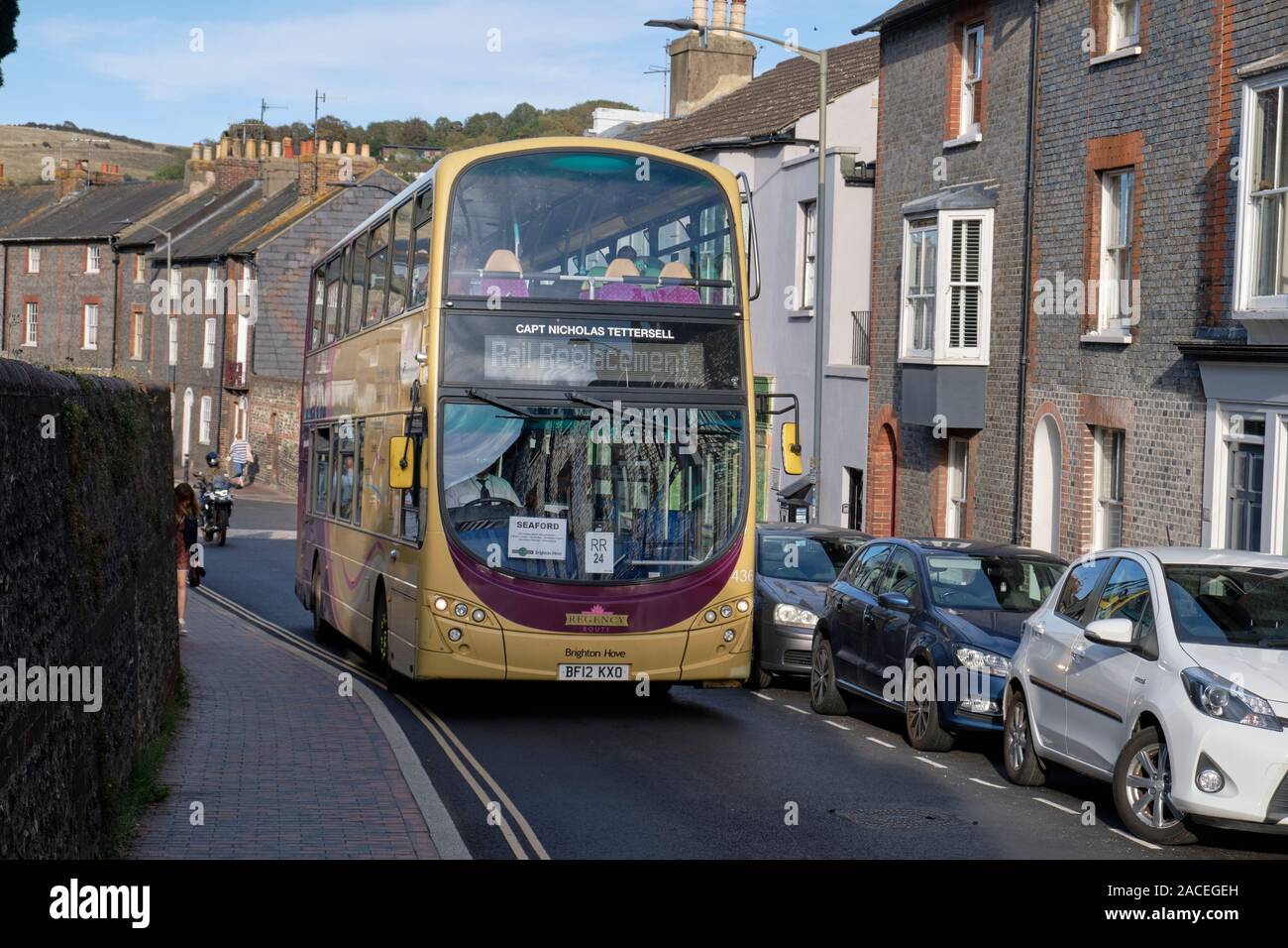 Sostituzione rampa double decker bus che conduce attraverso le strette strade di Lewes, Regno Unito. Settembre 15, 2019 Foto Stock