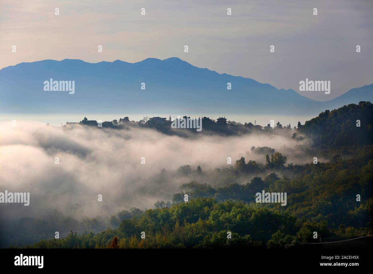 Di prima mattina nebbia autunnale intorno al villaggio di Vestea nella regione Abruzzo d'Italia. Foto Stock