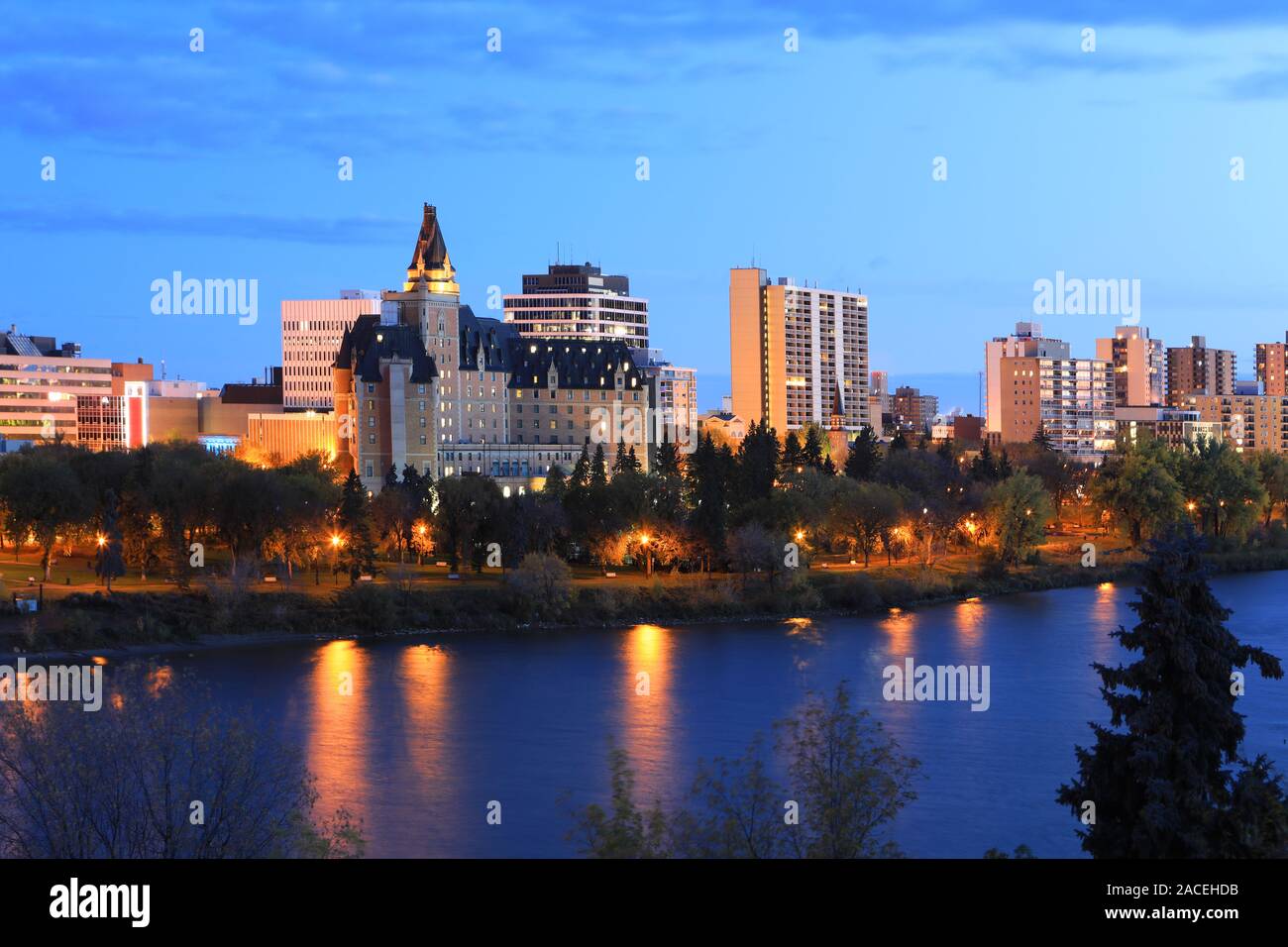 Il Saskatoon, Canada dal centro città di notte Foto Stock