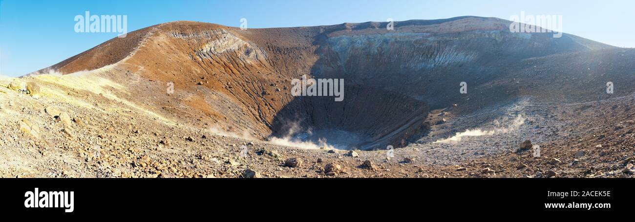 Chiudi vista panoramica delle acque sulfuree enorme cratere di vulcano, isole Eolie, Italia Foto Stock