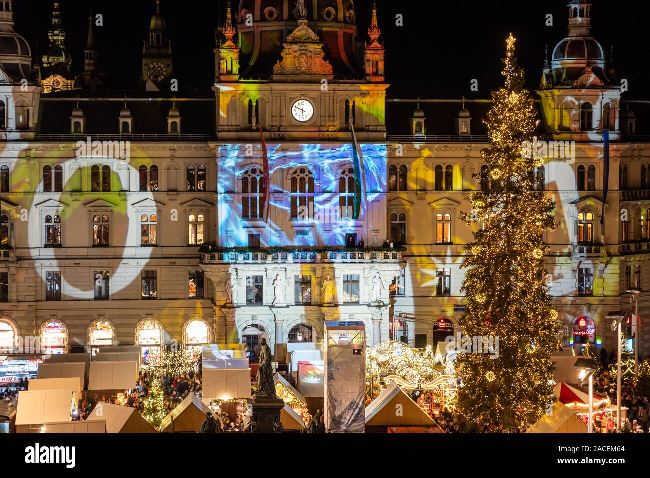 Mercatino di Natale Christkindlmarkt sulla piazza principale con il municipio Rathaus in Graz, Stiria, Austria Foto Stock