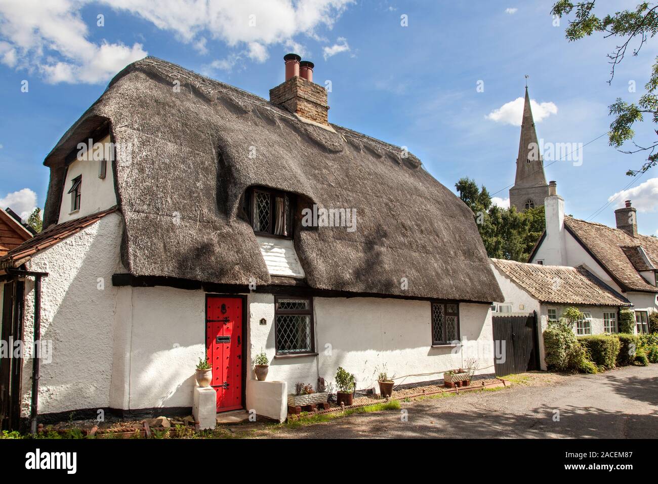 Tipica inglese cottage con tetto in paglia. Foto Stock