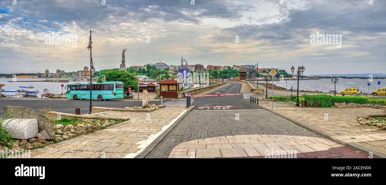 Nessebar, Bulgaria - 07.10.2019. Vista della nuova città di Nessebar, Bulgaria, dal lato di ingresso alla città vecchia Foto Stock