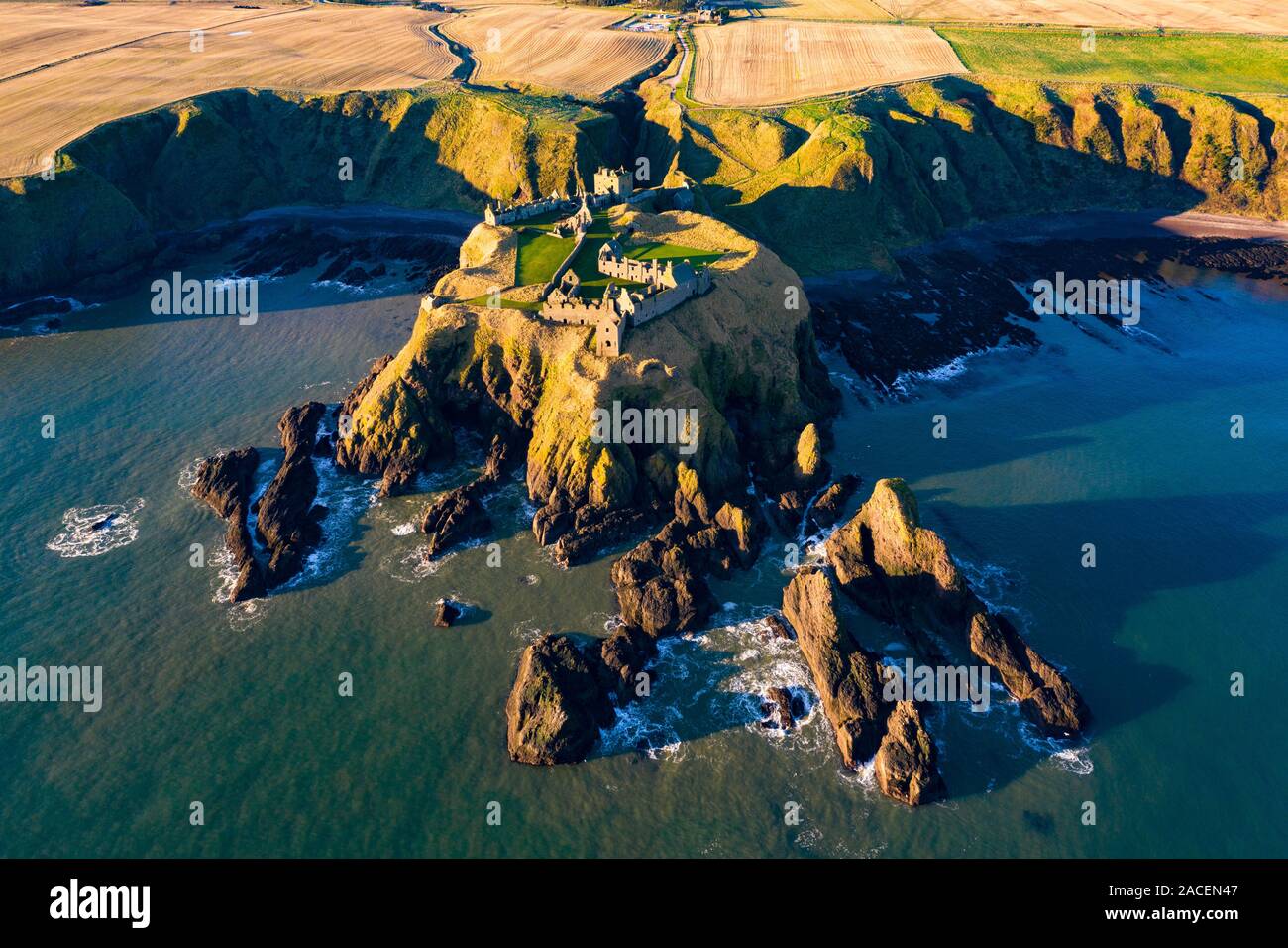 Vista aerea dal drone del castello di Dunnottar vicino a Stonehaven in Aberdeenshire, Scozia, Regno Unito Foto Stock