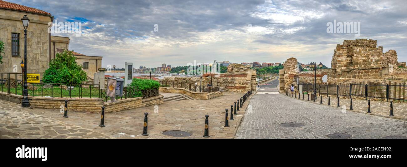 Nessebar, Bulgaria - 07.10.2019. Resti di antiche fortificazioni all'ingresso della città vecchia di Nessebar, Bulgaria, su una torbida mattinata estiva Foto Stock