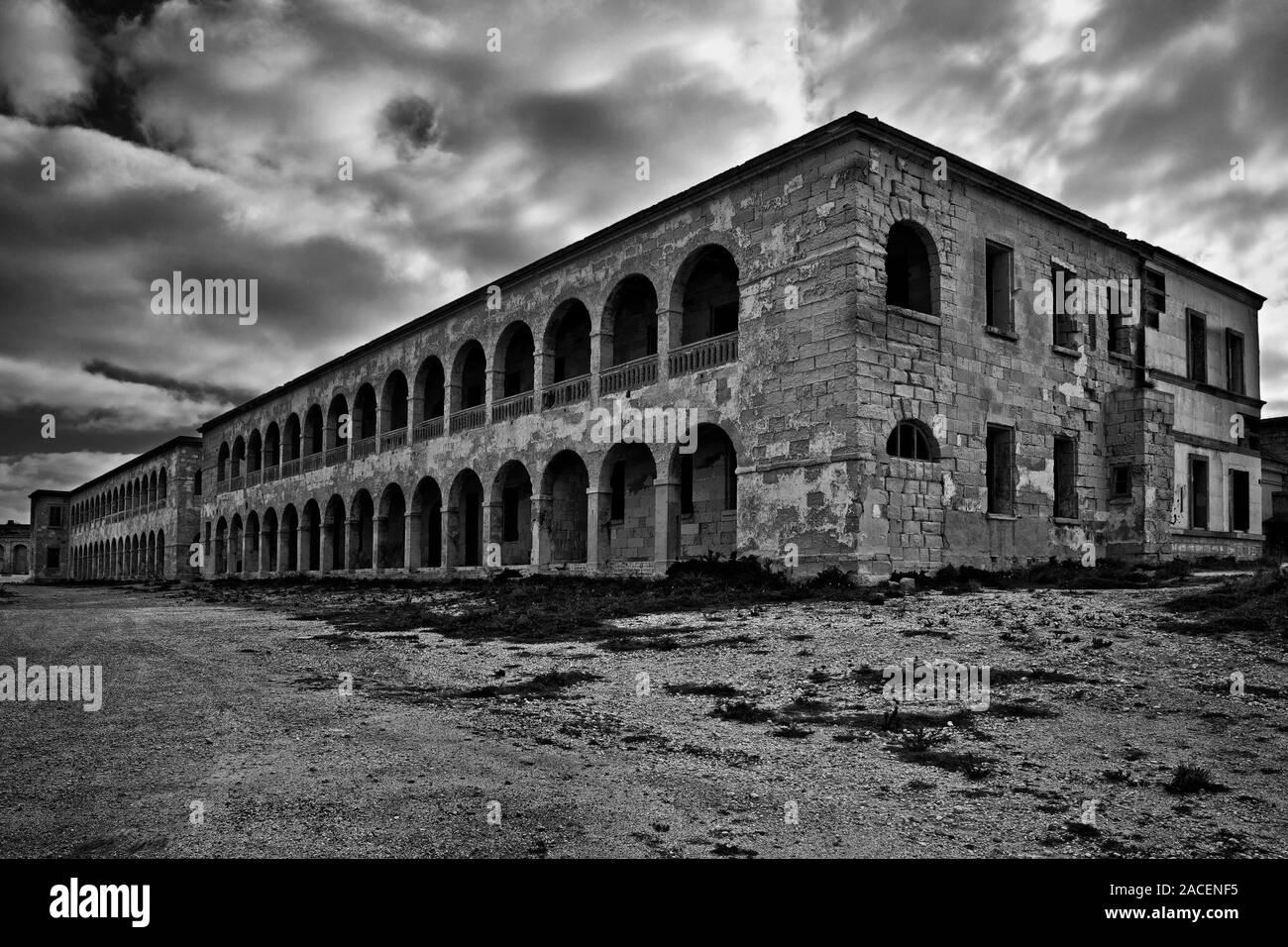 Il fatiscente caserma militare di Fort Ricasoli a Malta Foto Stock