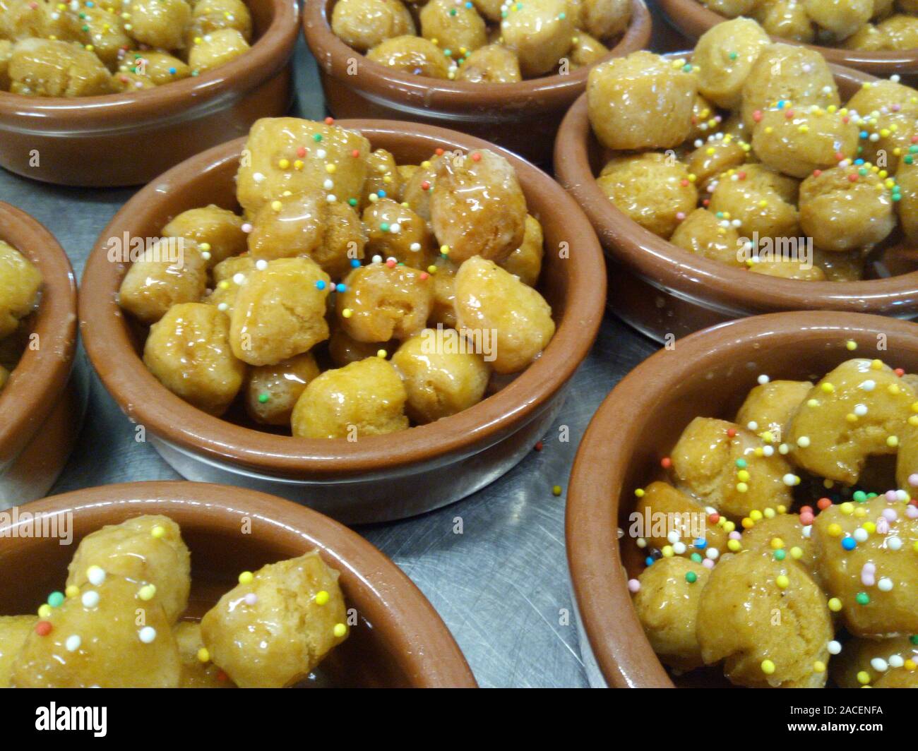 Italiano tradizionale pasticceria, cucinato durante il periodo di Natale e Carnevale Foto Stock