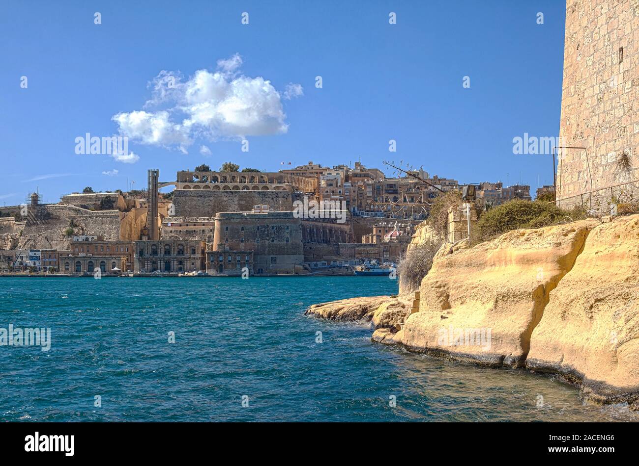 Upper Barrakka Gardens e il suo nuovo ascensore come visto dal di sotto del Forte Sant'Angelo in Vittoriosa Foto Stock