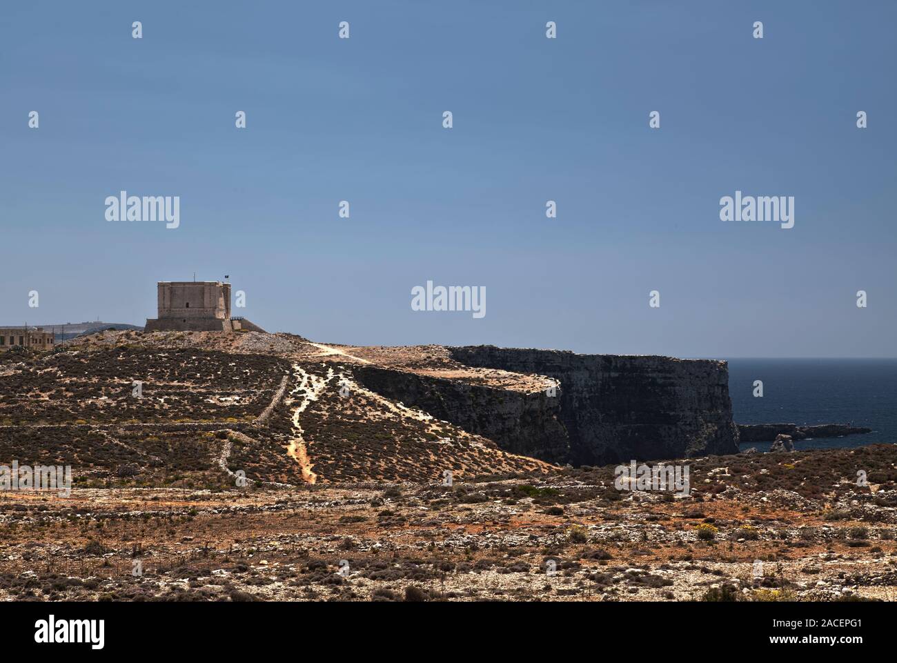 L'imponente sta Maria delle Grazie Torre di Comino e dintorni garighe paesaggio e scogliere Foto Stock