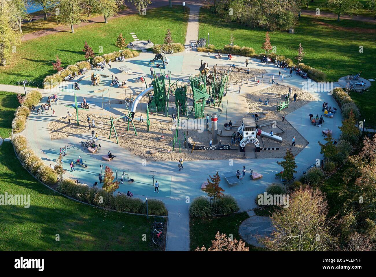 Vista aerea di un parco giochi nel parco Rotehorn sull'isola Rotehorn a Magdeburgo Foto Stock