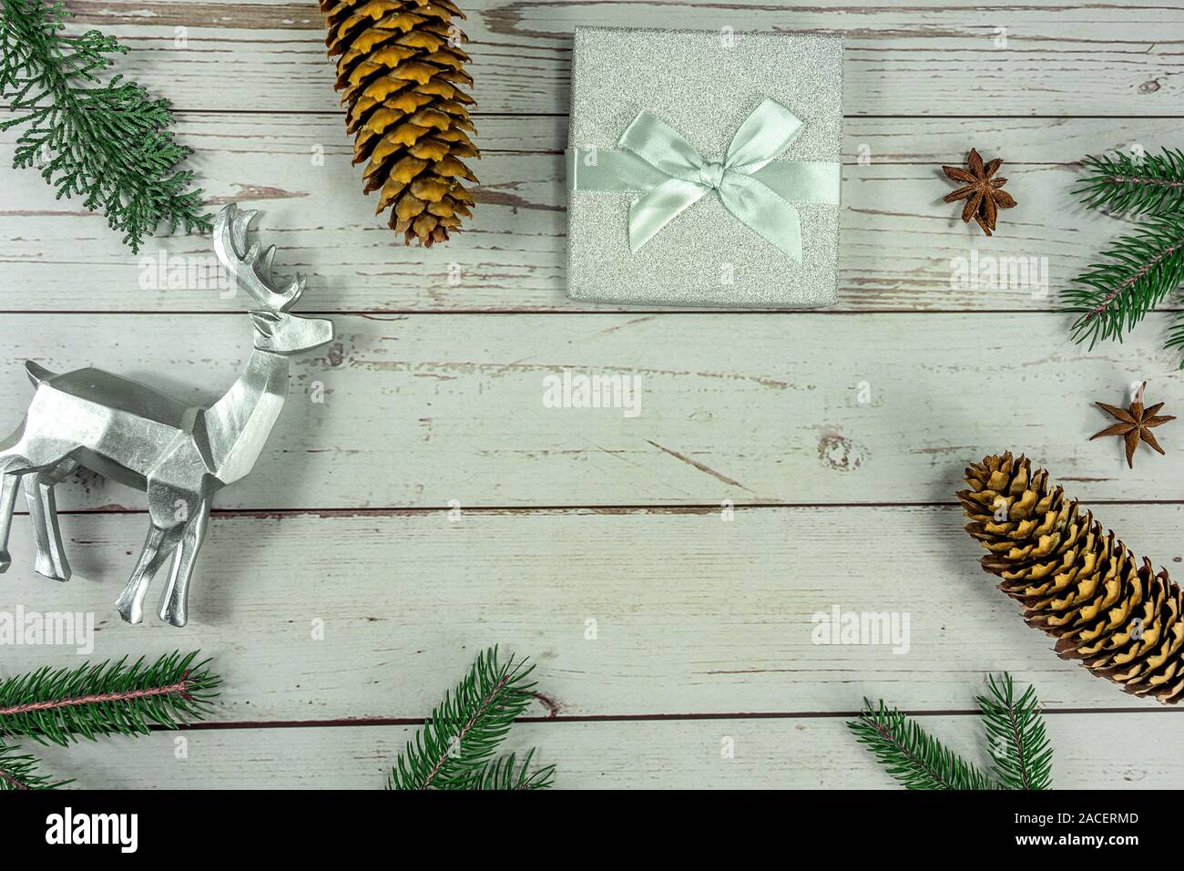 Telaio di Natale sfondo laici piatto in legno bianco con confezione regalo e altre decorazioni naturali . Foto Stock