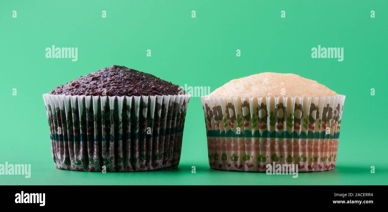 Delizioso dolce vaniglia e cioccolato tortina, sfondo verde Foto Stock