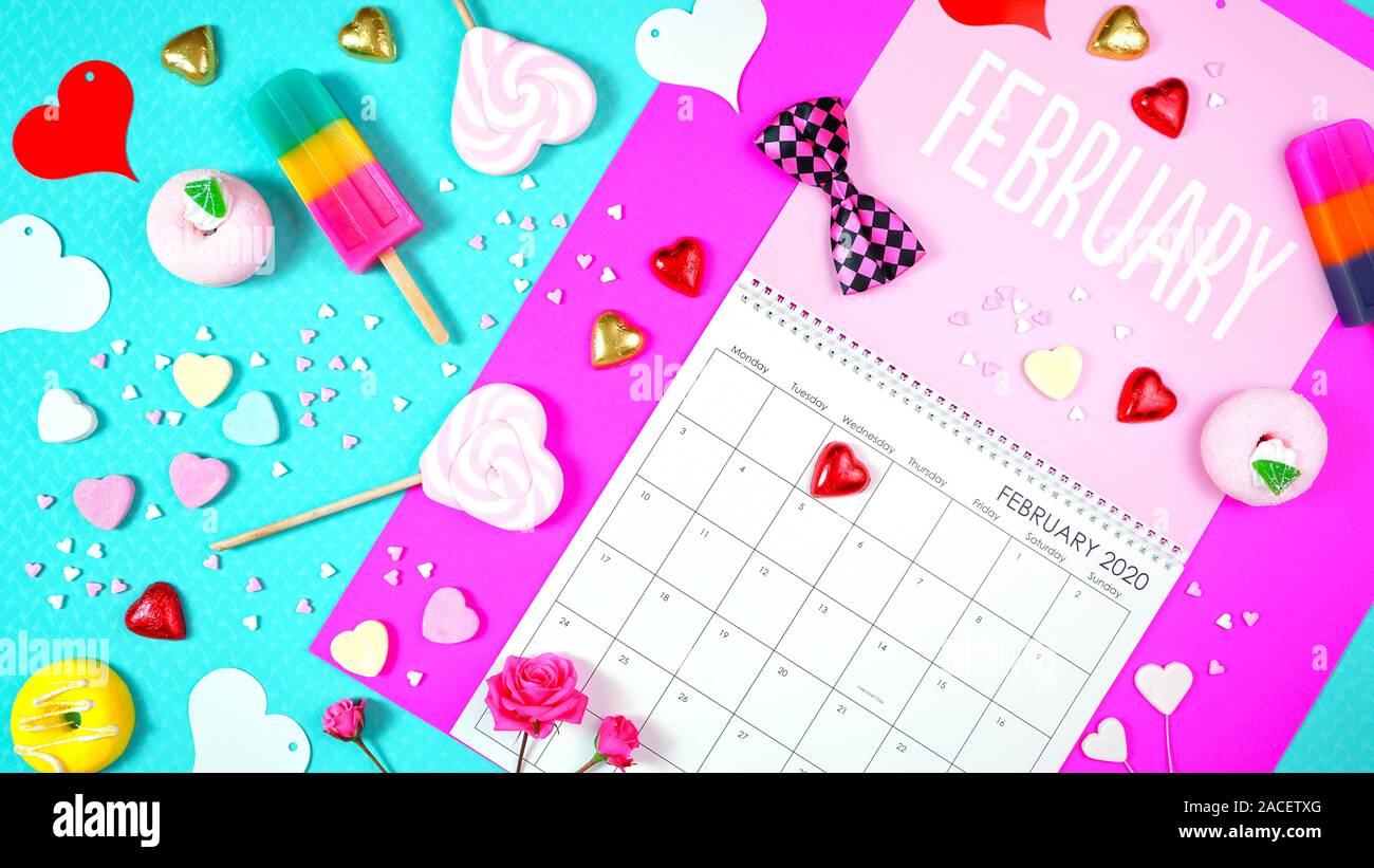 Sul trend 2020 pagina del calendario per il mese di febbraio moderni laici piatta con cucina di stagione, caramelle e decorazioni colorate in popular colori pastello. Ver Foto Stock