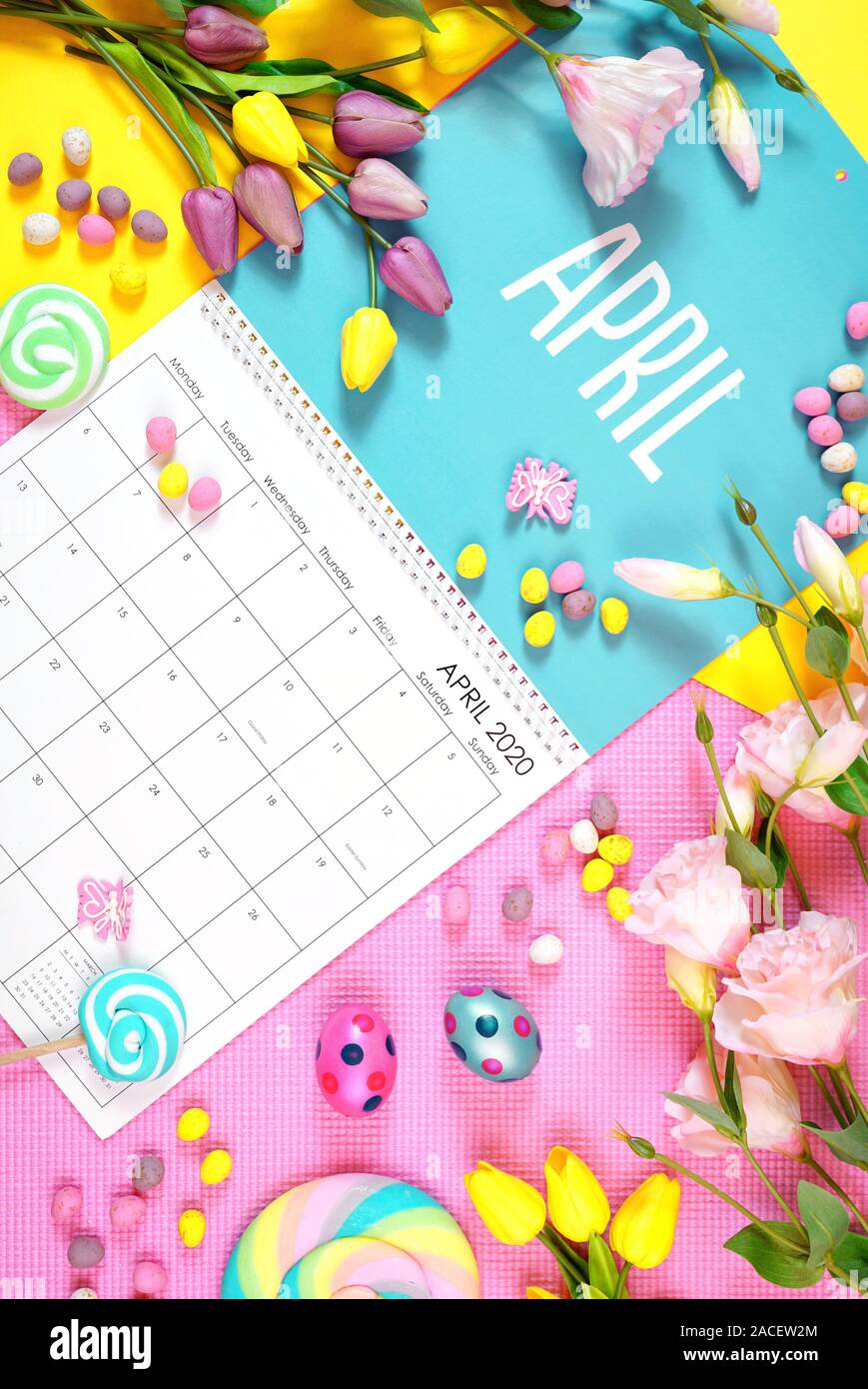 Sul trend 2020 pagina del calendario per il mese di aprile moderni laici piatta con cucina di stagione, caramelle e decorazioni colorate in popular colori pastello. Vertic Foto Stock
