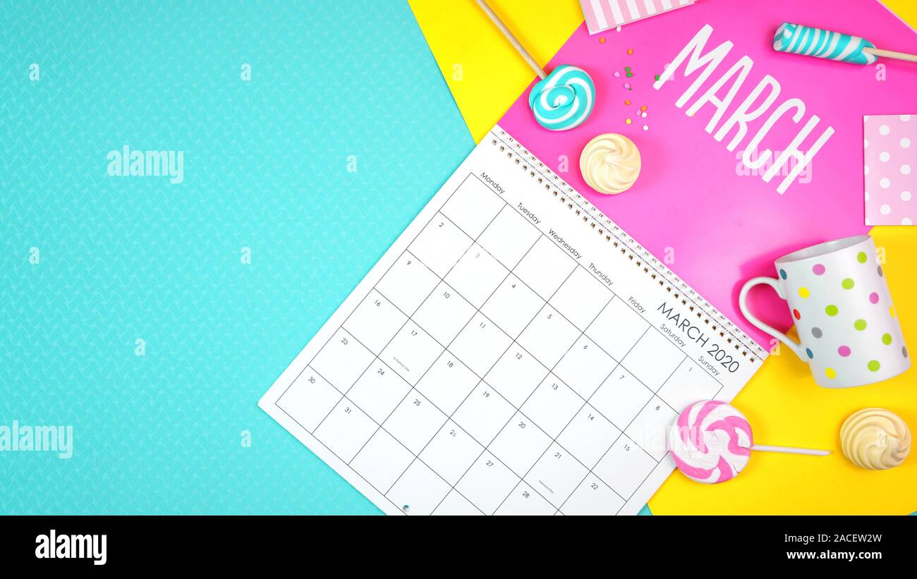 Sul trend 2020 pagina del calendario per il mese di marzo moderni laici piatta con cucina di stagione, caramelle e decorazioni colorate in popular colori pastello. Copia s Foto Stock