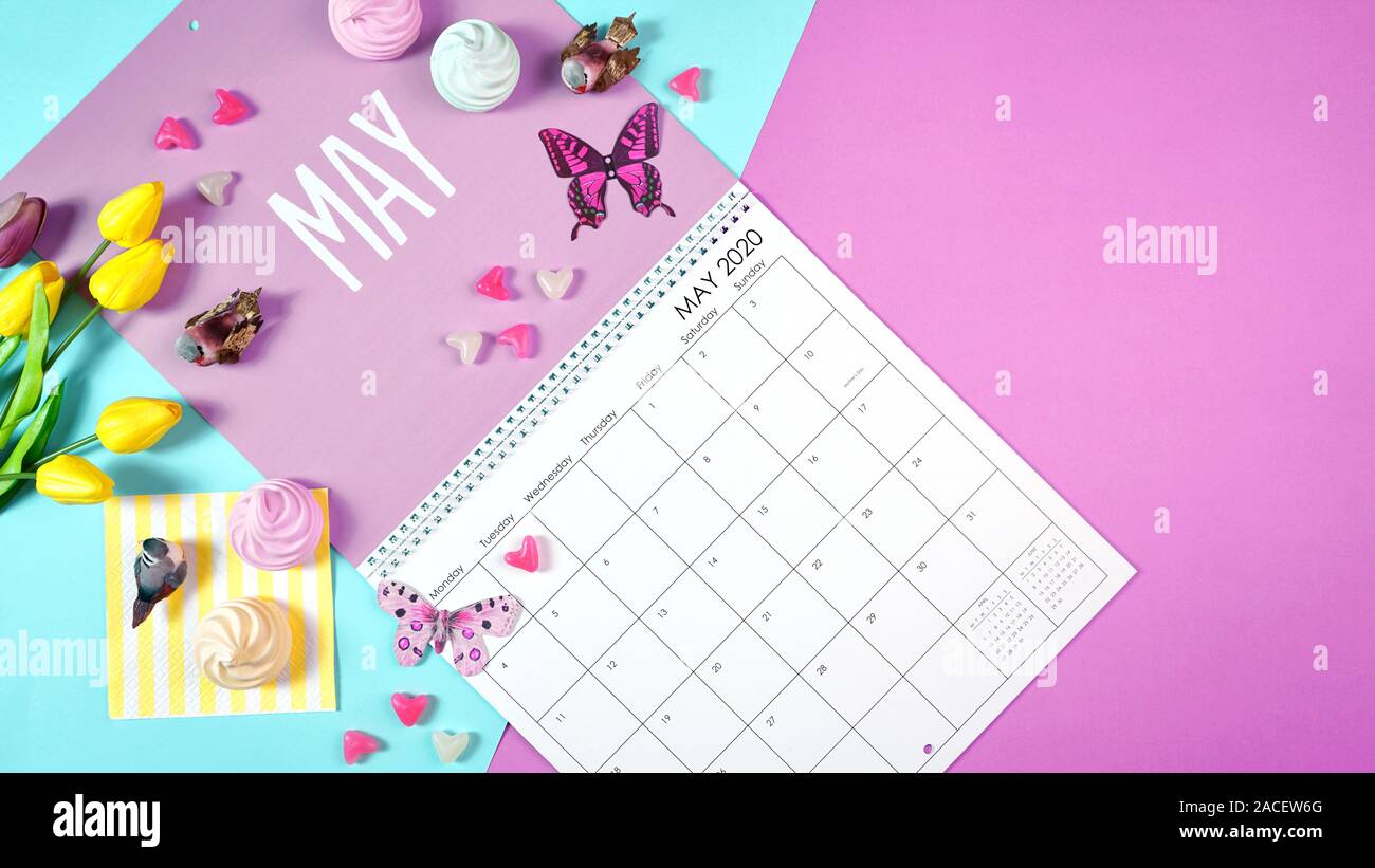 Sul trend 2020 pagina del calendario per il mese di maggio moderni laici piatta con cucina di stagione, caramelle e decorazioni colorate in popular colori pastello. Copia spa Foto Stock