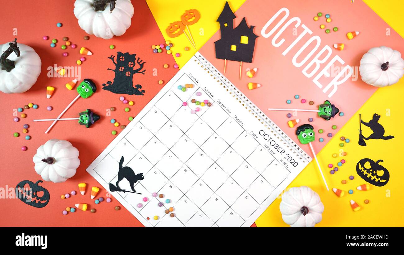Sul trend 2020 pagina del calendario per il mese di ottobre moderni laici piatta con cucina di stagione, caramelle e decorazioni colorate in popular colori pastello. Uno Foto Stock