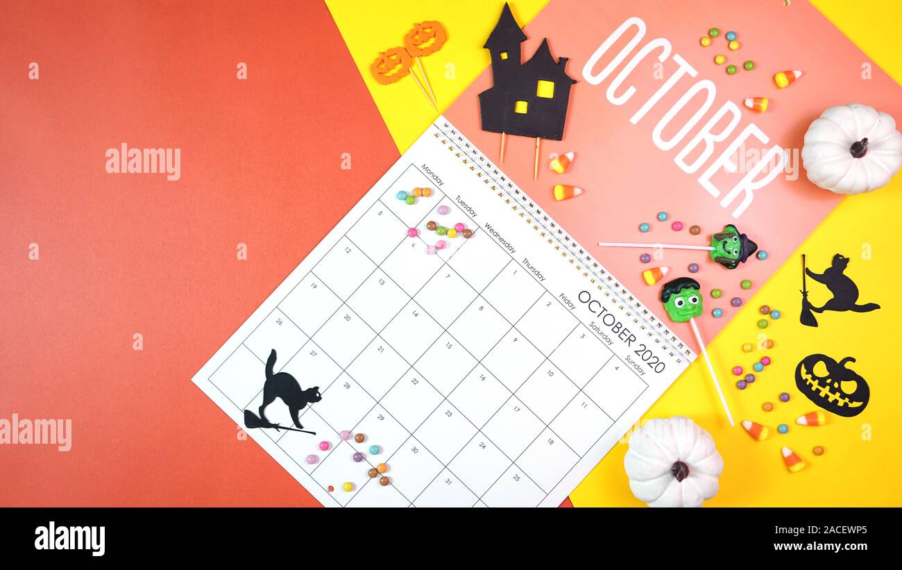 Sul trend 2020 pagina del calendario per il mese di ottobre moderni laici piatta con cucina di stagione, caramelle e decorazioni colorate in popular colori pastello. Copia Foto Stock