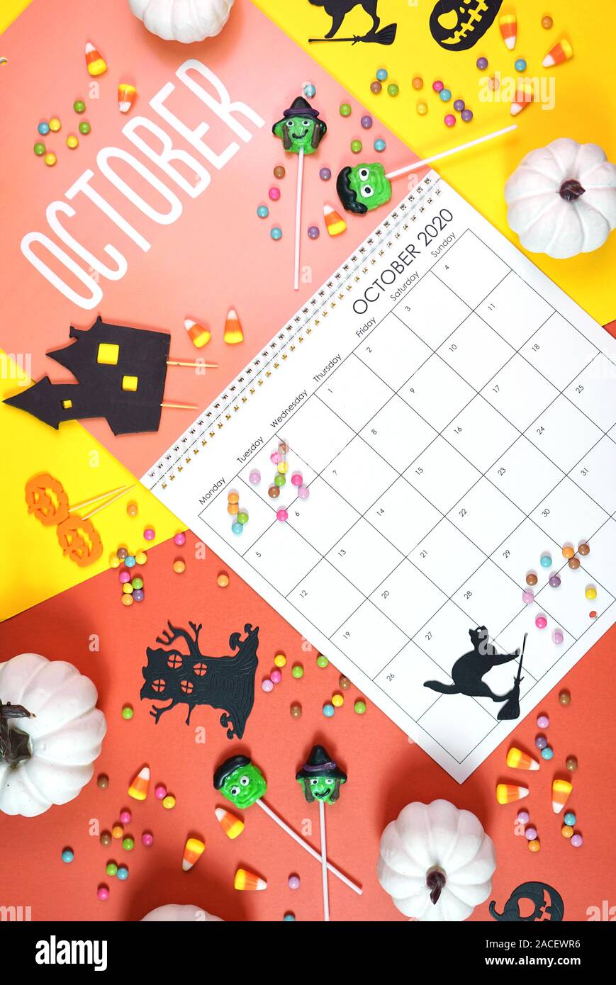 Sul trend 2020 pagina del calendario per il mese di ottobre moderni laici piatta con cucina di stagione, caramelle e decorazioni colorate in popular colori pastello. Vert Foto Stock