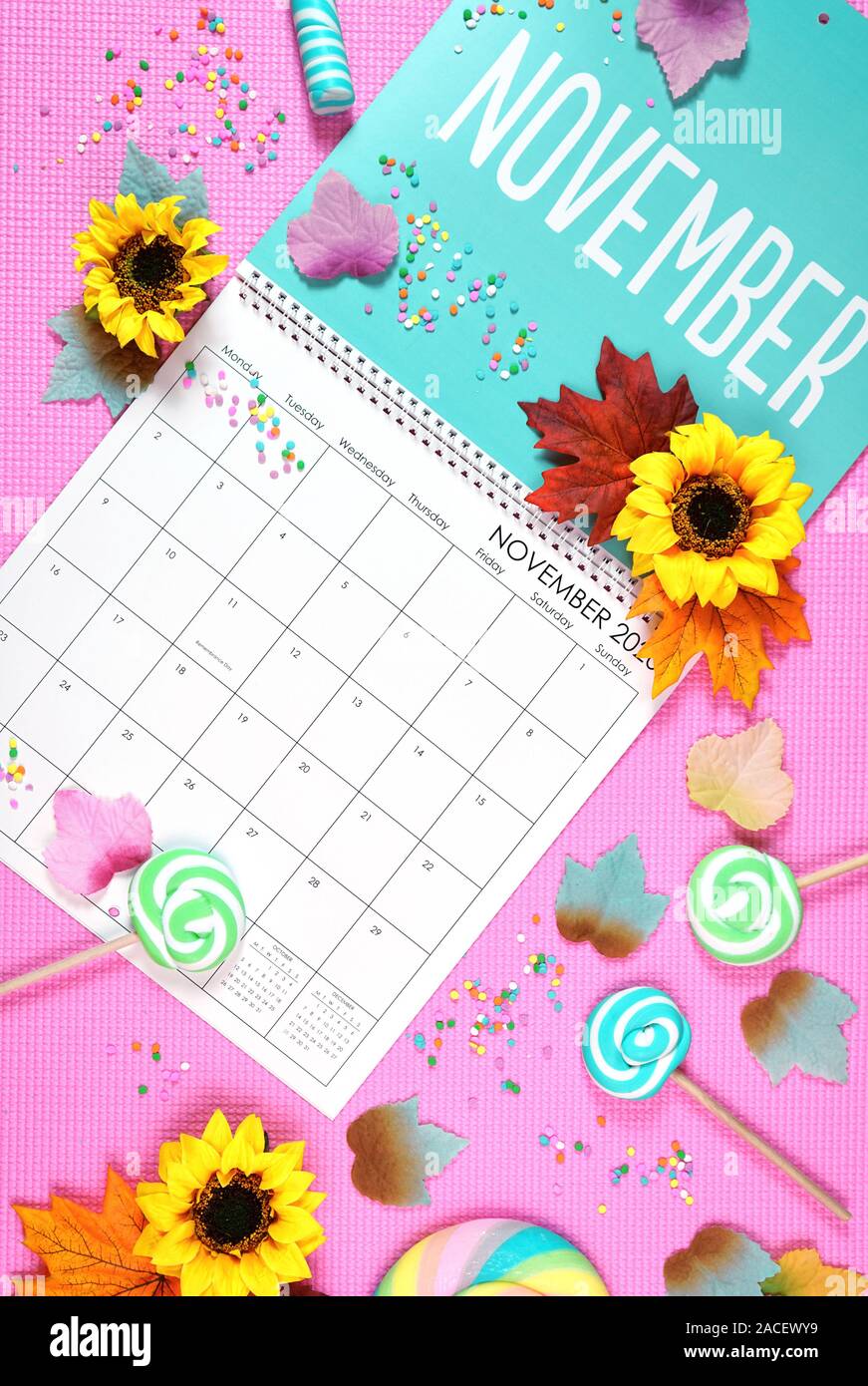 Sul trend 2020 pagina del calendario per il mese di novembre moderni laici piatta con cucina di stagione, caramelle e decorazioni colorate in popular colori pastello. Ver Foto Stock