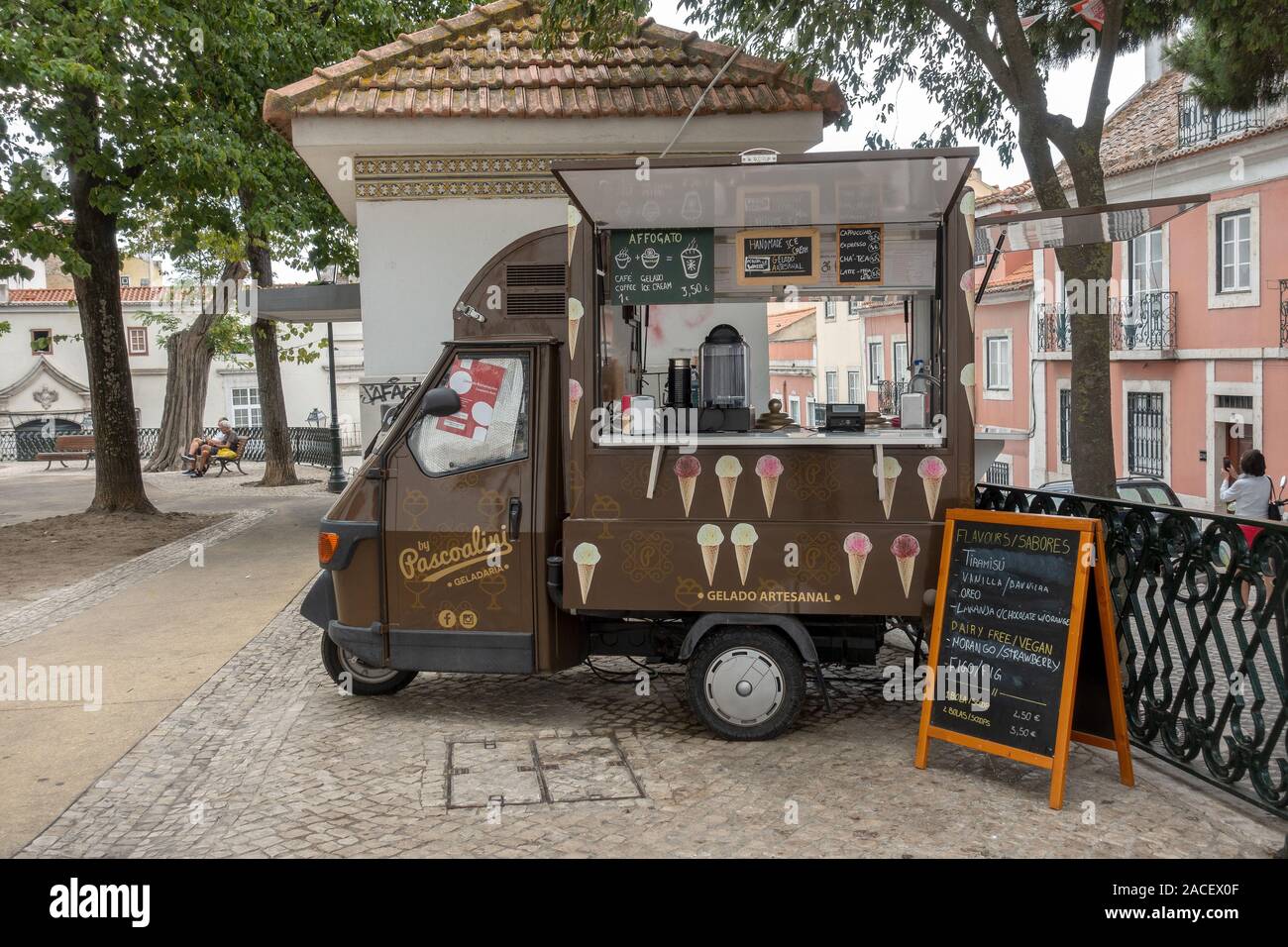 Piccolo Gelato Carrello artigianale di vendita e Vegan Gelato Lisbona Foto Stock