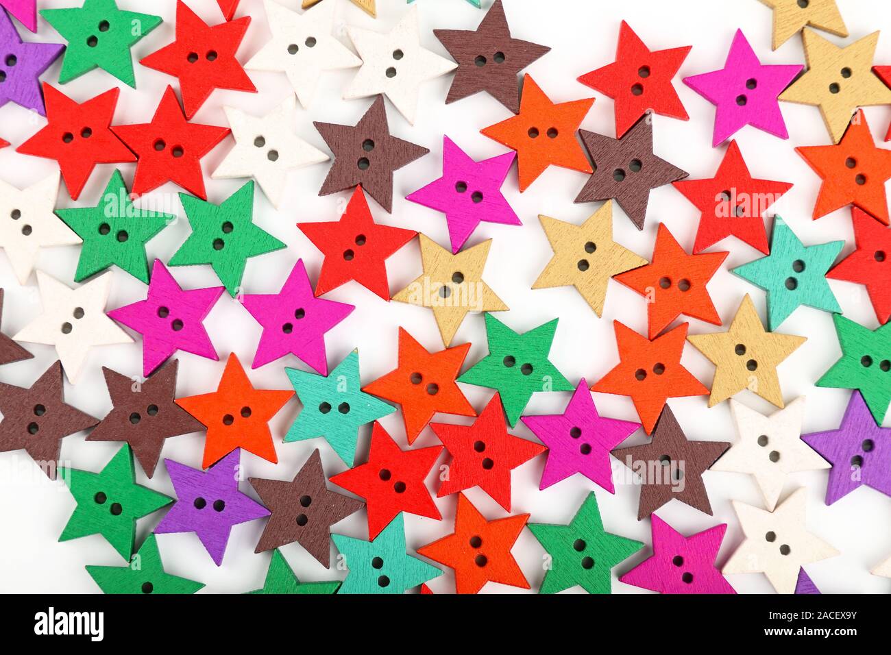 Chiudere la configurazione di sfondo colorato e multicolore in legno fatti a mano i pulsanti di cucitura su sfondo bianco, elevati vista dall'alto, direttamente al di sopra di Foto Stock