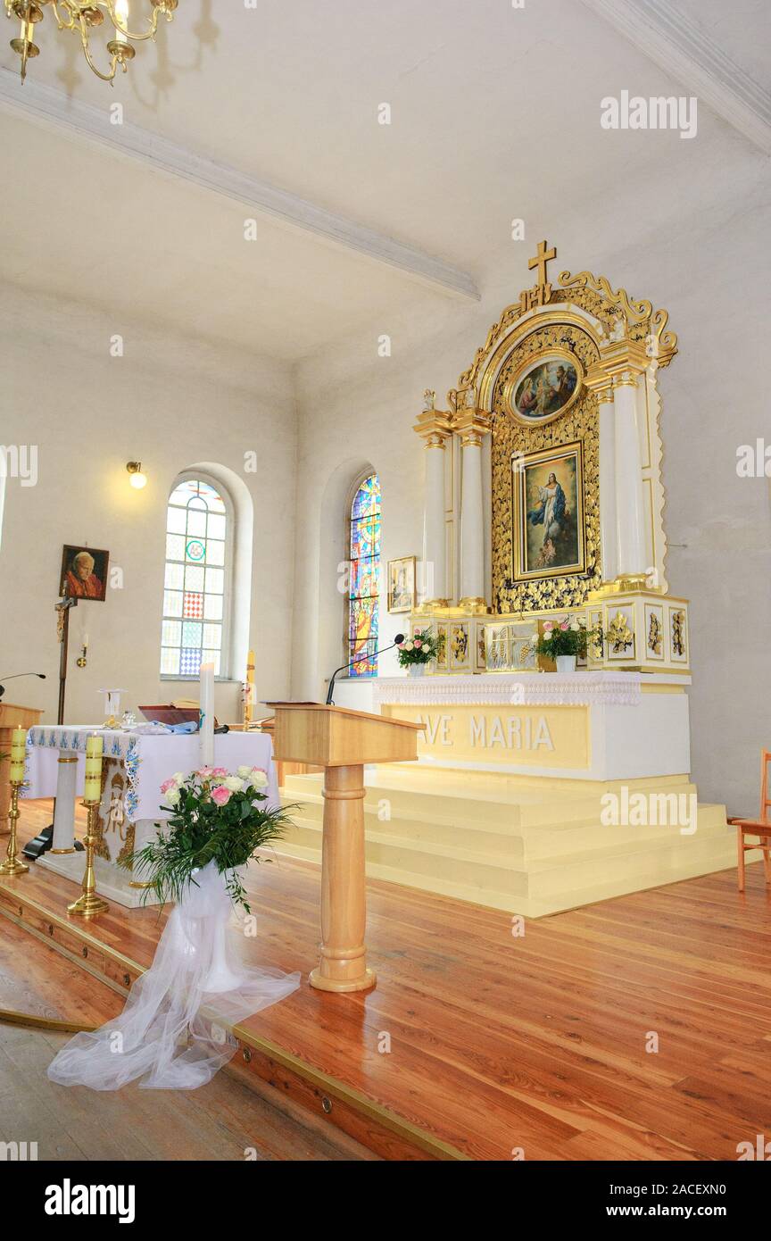 Chiesa Santuario prima di una cerimonia di matrimonio. Sedie vuote per la sposa e lo sposo Foto Stock