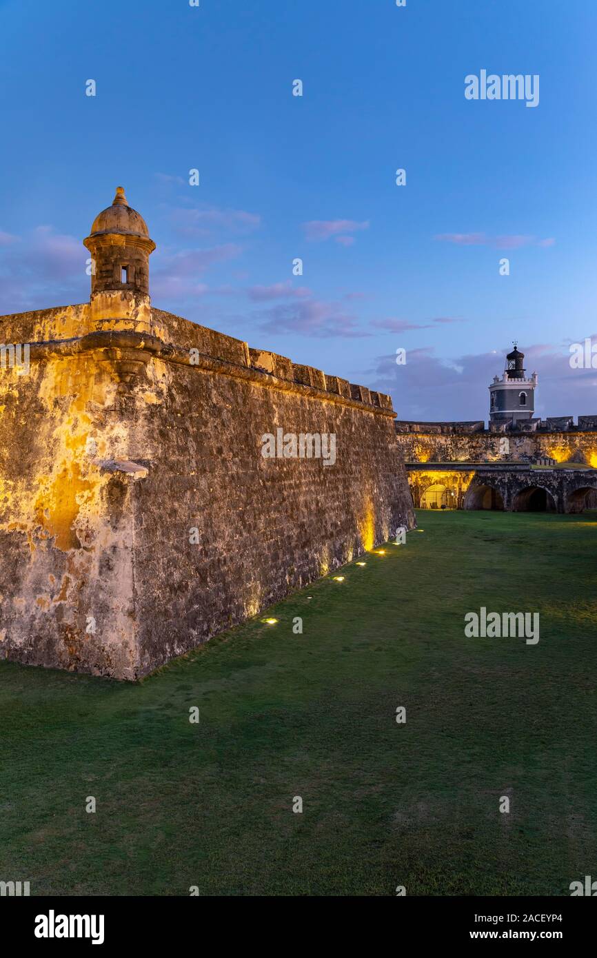 San Felipe del Morro Castle (El Morro) (1540S-1786) e del faro (1846/1908), il Sito Storico Nazionale di San Juan, la vecchia San Juan, Puerto Rico Foto Stock