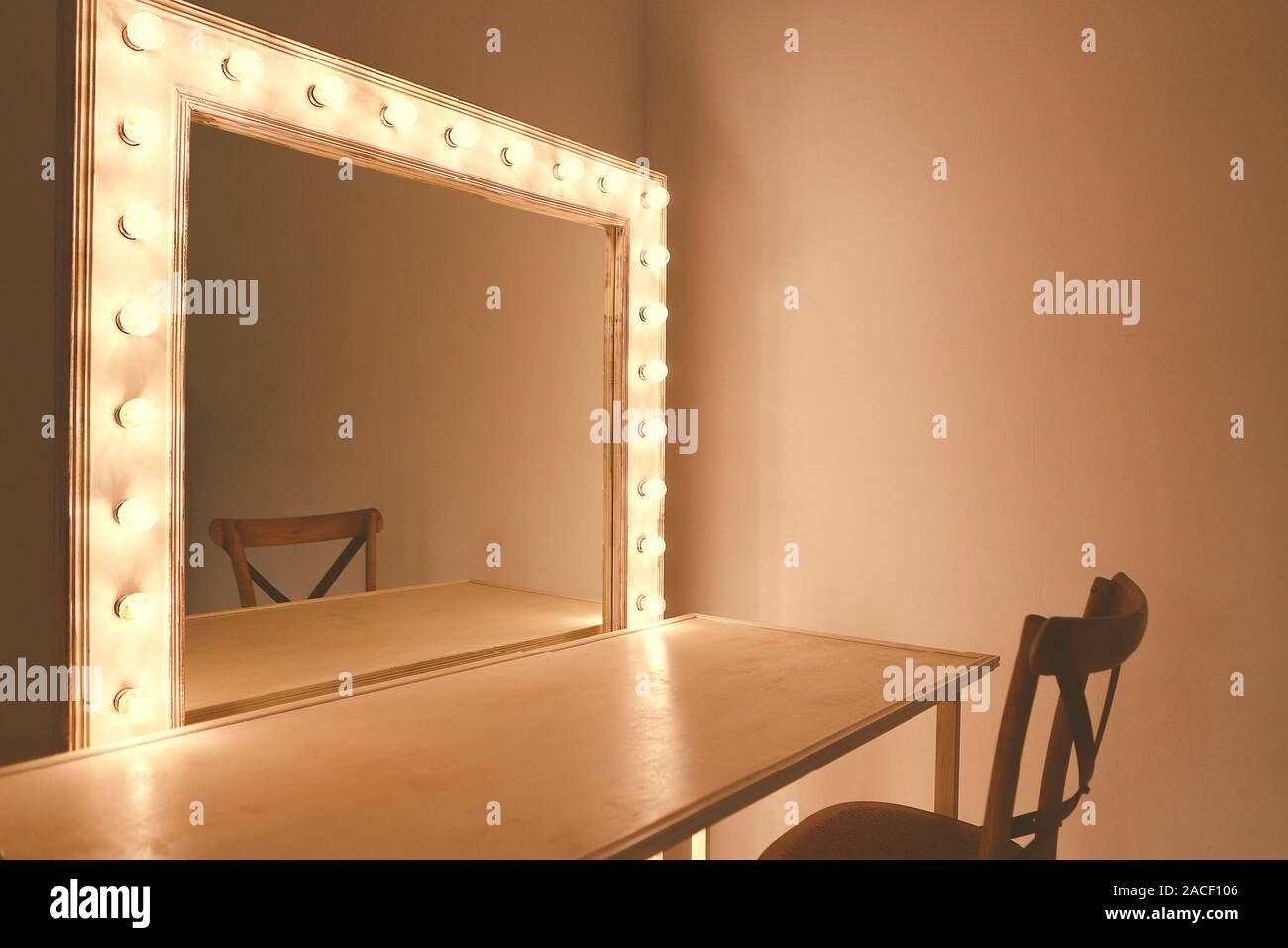 Specchio con lampadine per rendere fino in sala trucco. Dai toni rétro Foto Stock