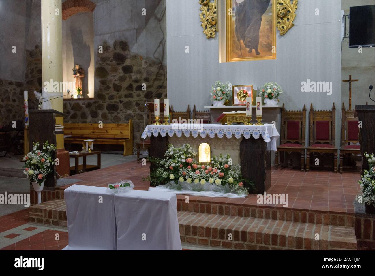 Chiesa Santuario prima di una cerimonia di matrimonio. Sedie vuote per la sposa e lo sposo Foto Stock