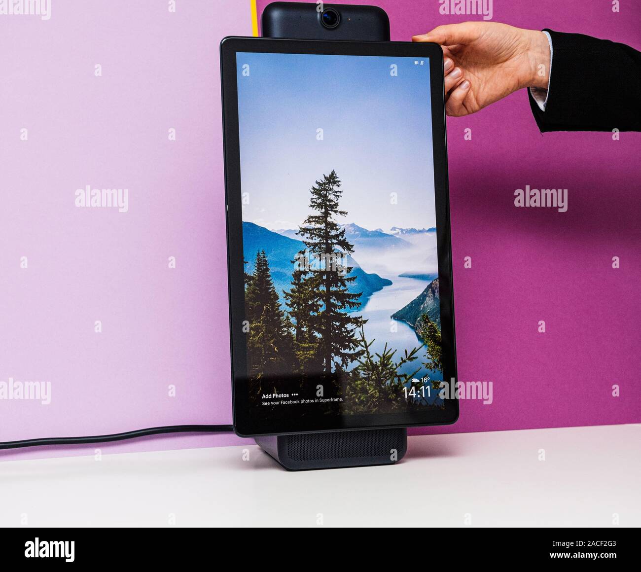 Parigi, Francia - Ott 29, 2019: Donna mano presentando test schermo verticale con uno sfondo su portale smart display Facebook che forniscono la chat video tramite Facebook Messenger WhatsApp e controllo telecamera Foto Stock