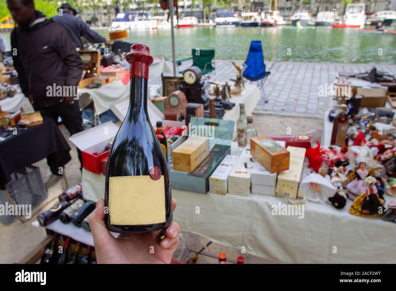 Vecchio Armagnac per vendita a Parigi il mercato delle pulci Foto Stock