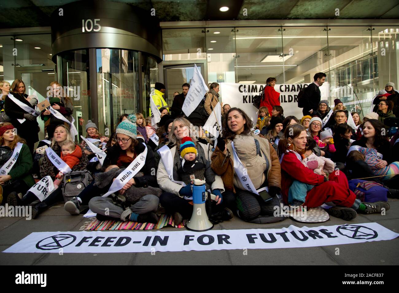 2 dicembre 2019 al di fuori del partito laburista HQ, Londra centrale, come parte della ribellione di estinzione 12 giorni di azione prima le elezioni generali, madri Foto Stock