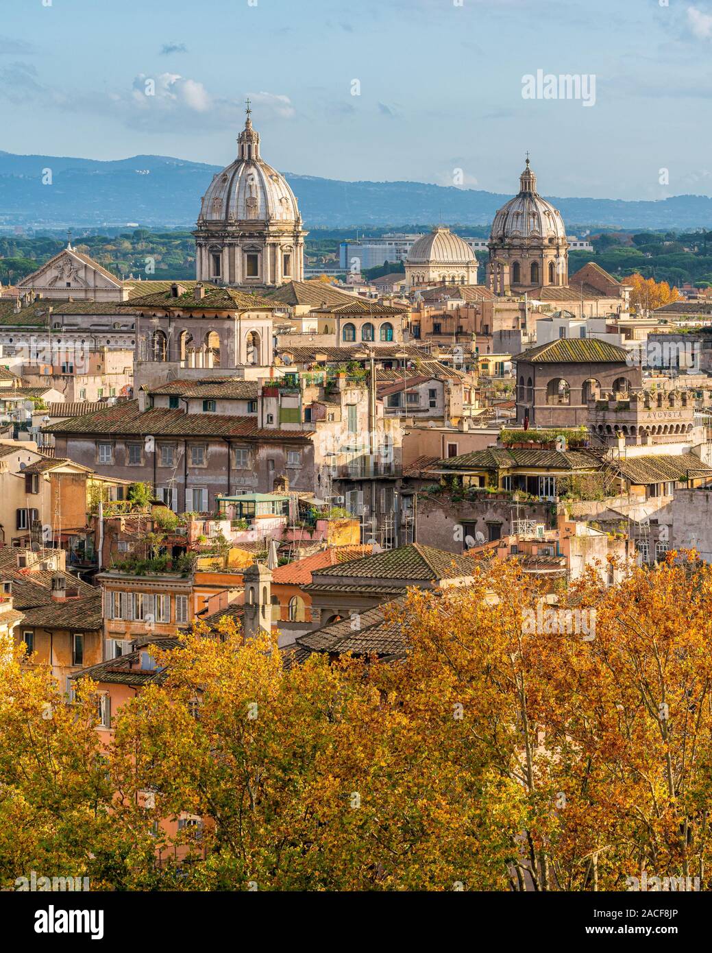 Panorama di Roma durante la stagione autunnale come visto da Castel Sant'Angelo, con le cupole delle chiese di Sant'Andrea della Valle e di San Carlo ai Catinari Foto Stock