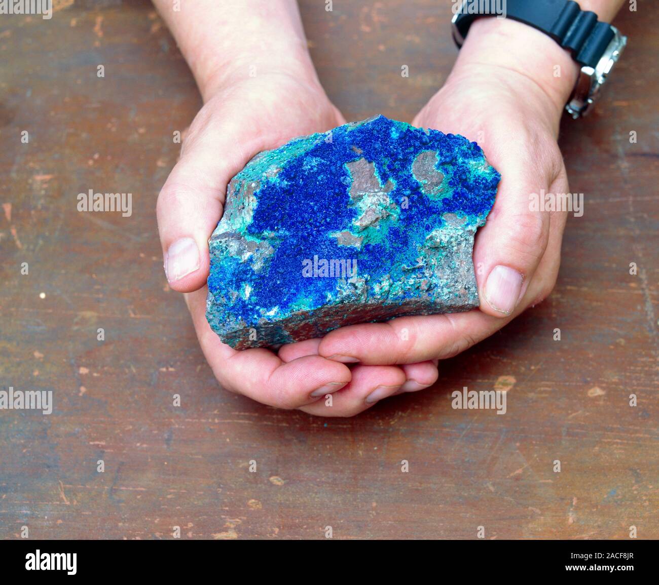 Azurite campione minerale. Questo minerale è un idrato di carbonato di rame,  con la formula chimica Cu3. (CO3)2(OH)2. Il minerale il nome si riferisce  alla sua col Foto stock - Alamy