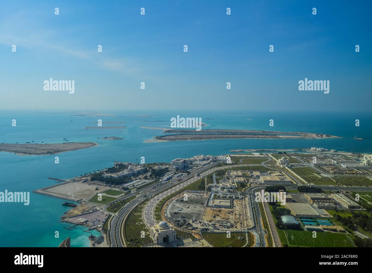 D'uccello e vista aerea della città di Abu Dhabi dal ponte di osservazione in Etihad towers Foto Stock