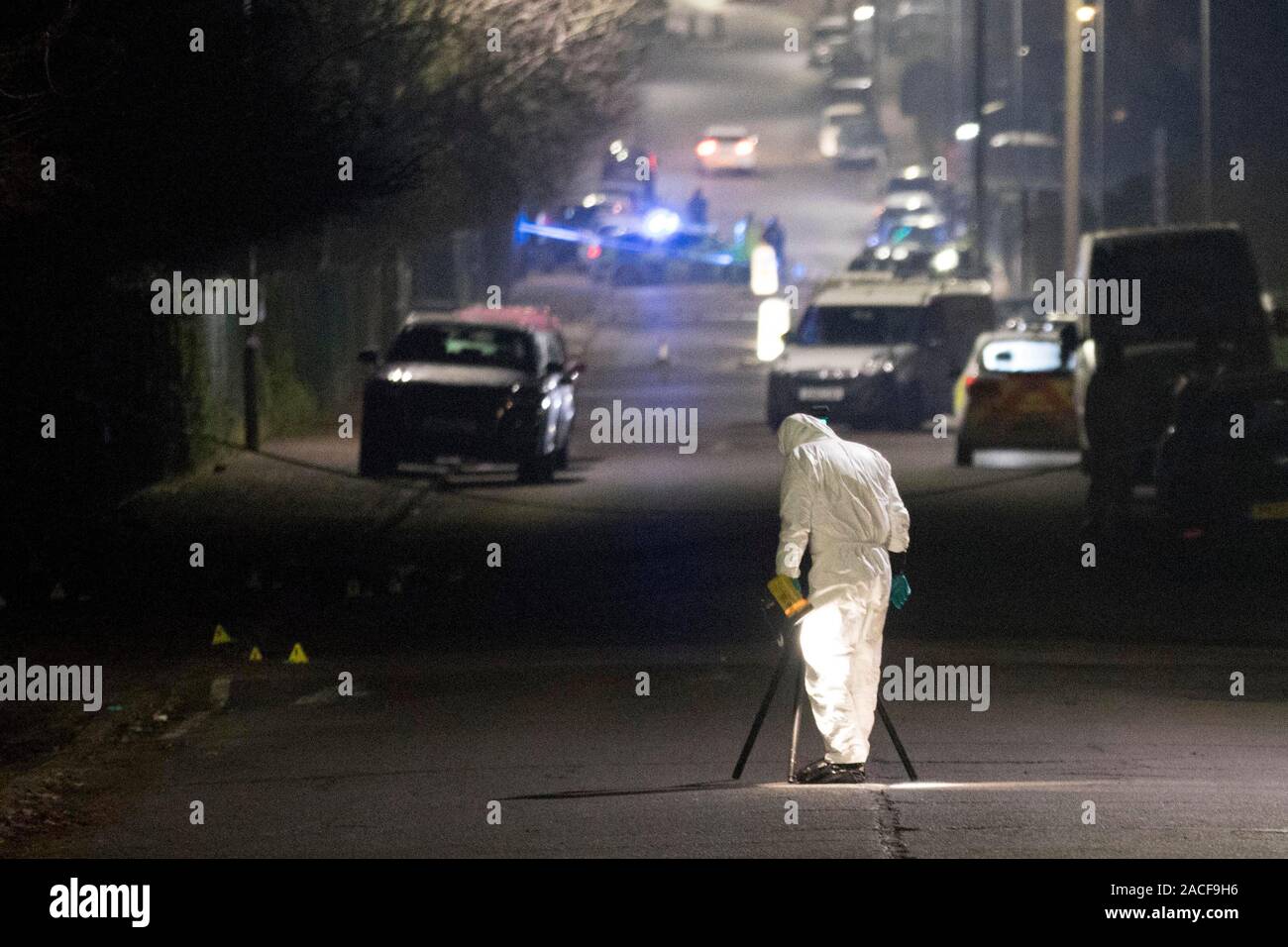 Forensic ufficiali Willingdale Road vicino al Debden Park High School, in botesdale, Essex, dopo un assassinio di inchiesta è stata avviata dopo un 12-anno-vecchio ragazzo è stato ucciso quando una vettura si è schiantato in bambini. La polizia sta ricercando un argento Ford Ka ritiene che sono stati coinvolti nella collisione fatale Foto Stock