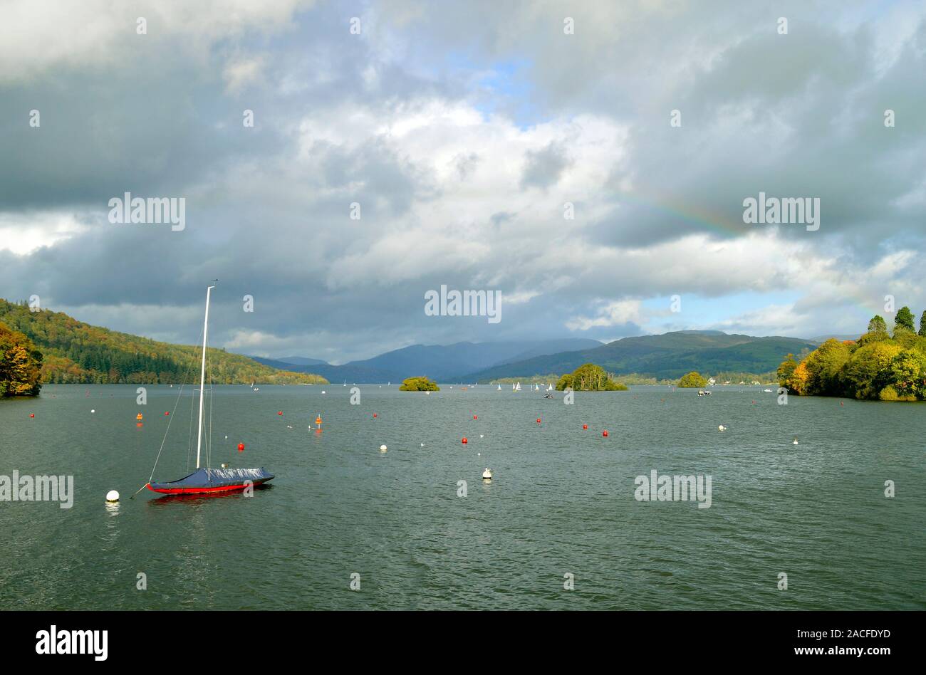 Una vista del lago di Windermere da Bowness-on-Windermere una città turistica in Cumbria Foto Stock