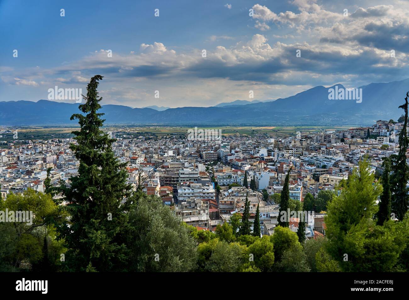 Vista urbano del centro della città di Lamia, Grecia. Costruzioni  architettoniche nella città di Lamia in Grecia centrale Foto stock - Alamy